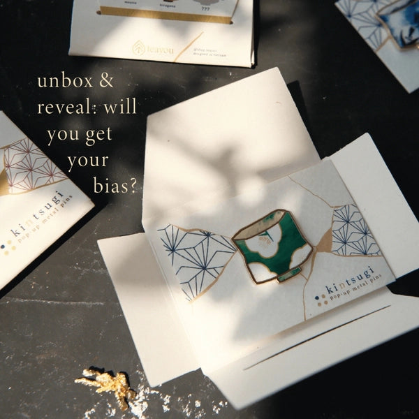 Unboxing scenario with a box featuring a green and gold design on a dark surface.